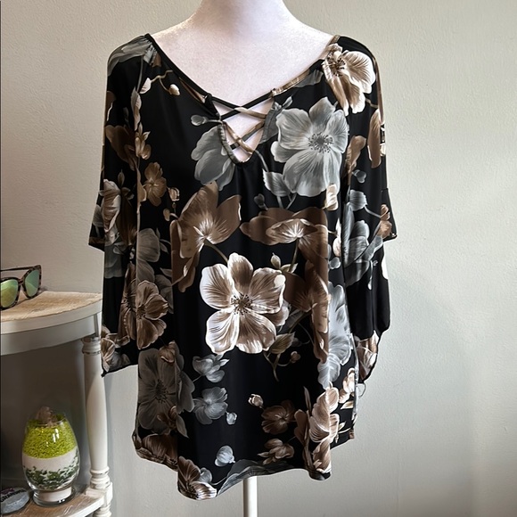 Espresso Tops - [Espresso] Navy/Tan Floral Blouse - Size Medium